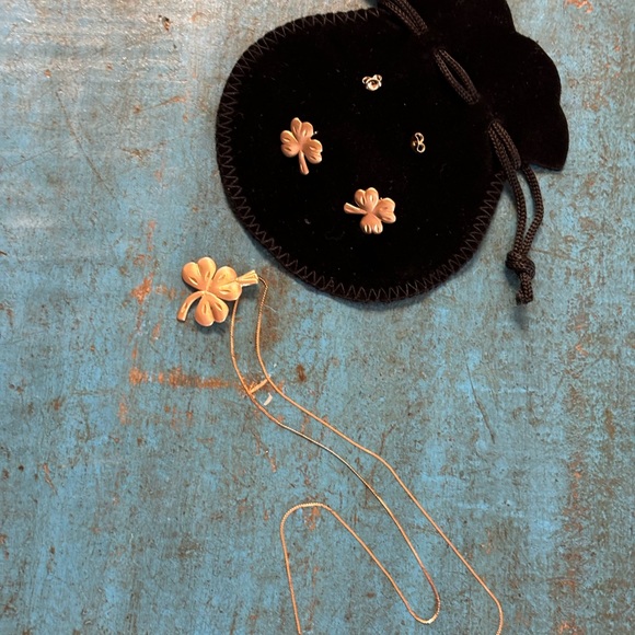 SOLD☘️14K Lucky Charm Shamrock Set☘️ (Pendant, Chain & Earrings) - Picture 7 of 13